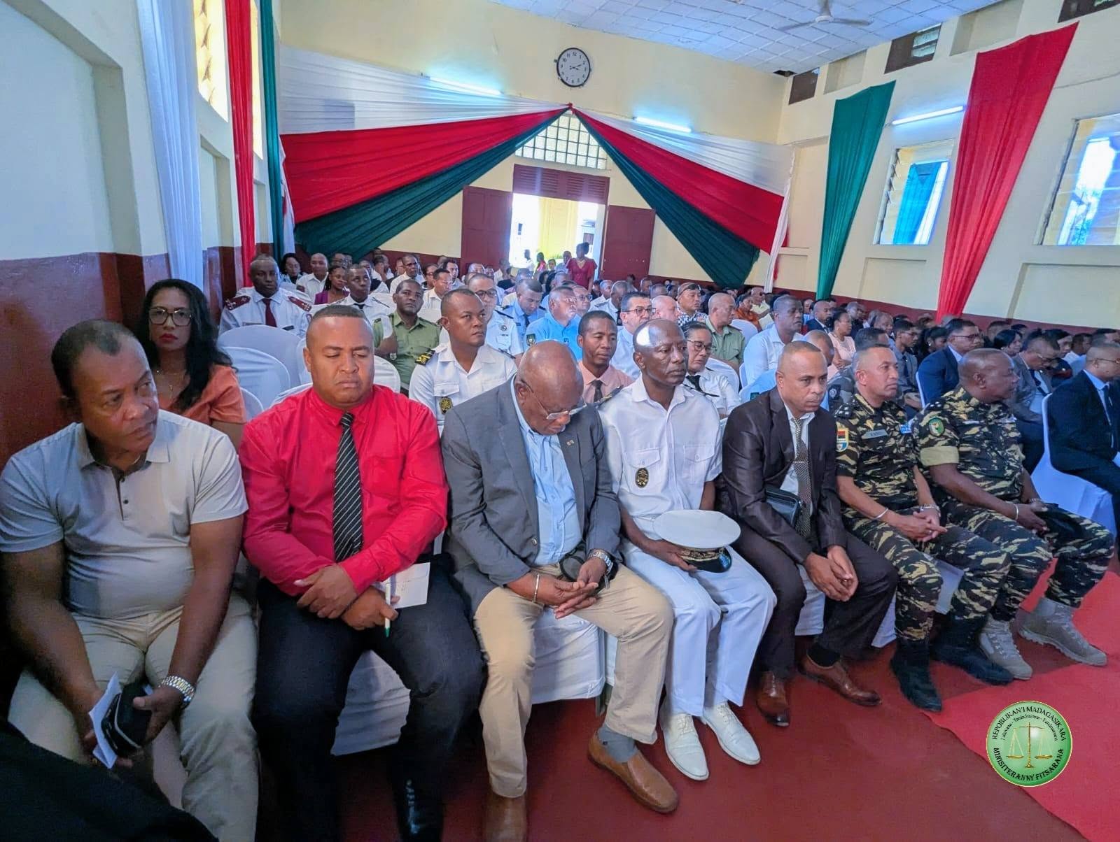 Lanonam-pitsarana manetriketrika, nametrahana tamin’ny toerany ny Tonia Mpampanoa Lalàna eo anivon’ny Fitsarana Ambaratonga Voalohany ao Antsiranana.