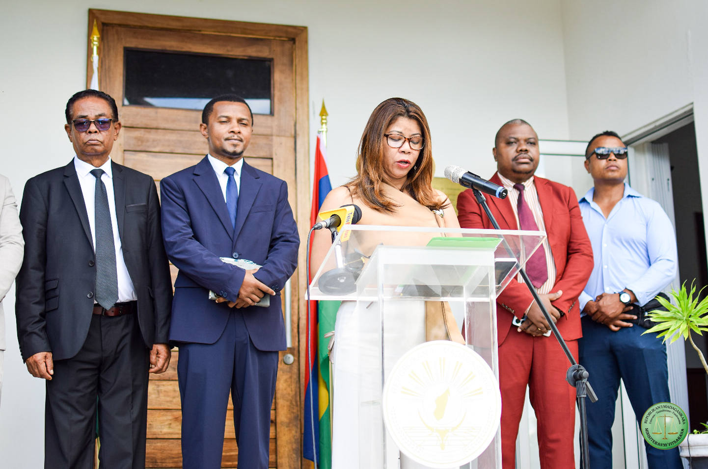 Valan-dresaka nataon’ny Mpitahiry ny Fitombokasem-panjakana, Minisitry ny Fitsarana, Ramatoa Fanirisoa ERNAIVO teto amin'ny Masoivoho an'i Madagasikara teto Floréal, Maorisy