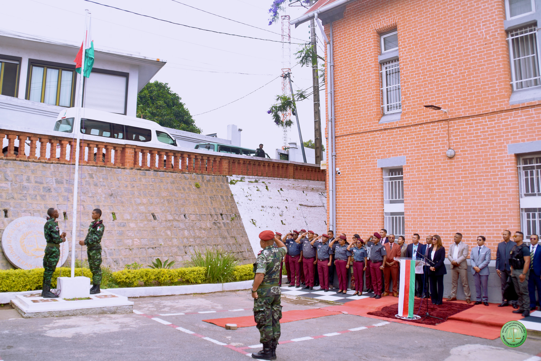 FANANGANAN-TSAINA TEO AMIN'NY MINISTERAN'NY FITSARANA FARAVOHITRA.